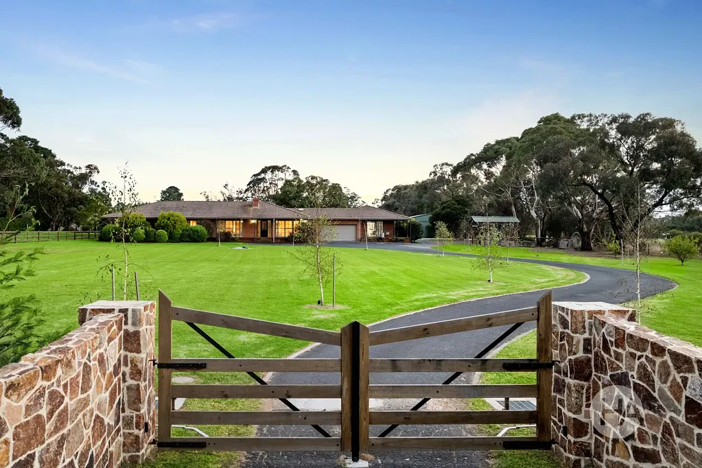 Somerville 8房  多单元住宅用地，具有马匹吸引力  Multi-Dwelling Acreage with Equine Appeal