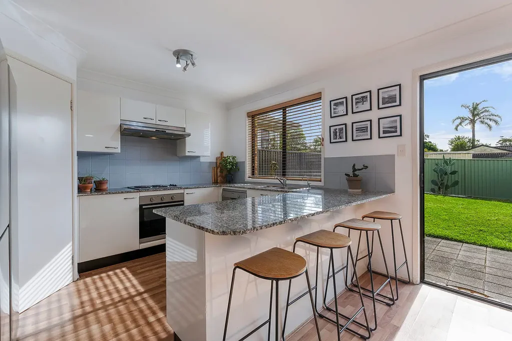 Mannering Park 3房  Torrens Title Duplex with North Facing Rear Yard - No Strata Fees