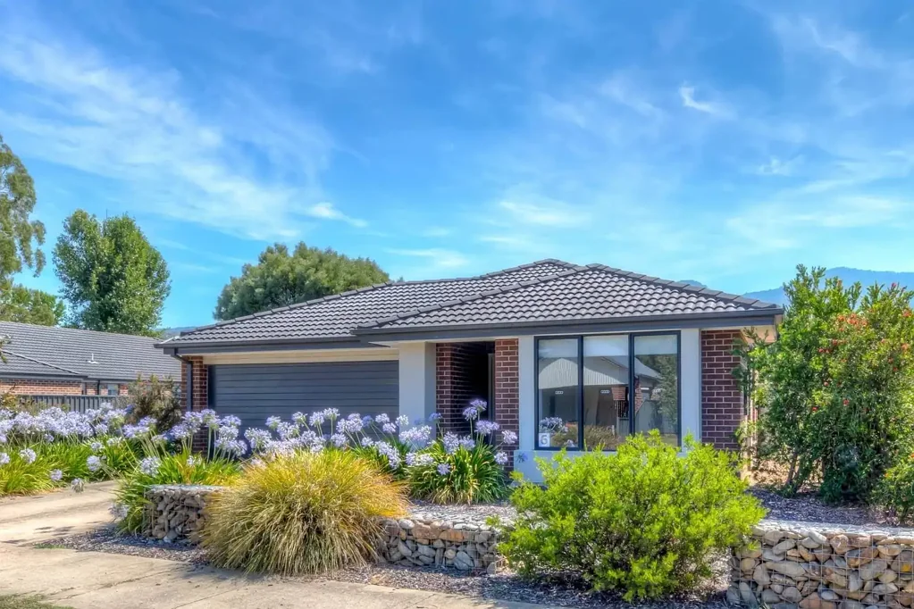 Porepunkah 4 Bedroom Spacious Family Home On A Large Block