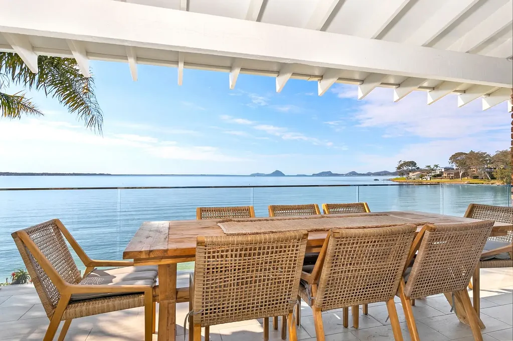 Soldiers Point 4બેડરૂમ BREATHTAKING WATERVIEWS FROM EVERY ROOM – UNPARALLELED BEACHFRONT LIVING