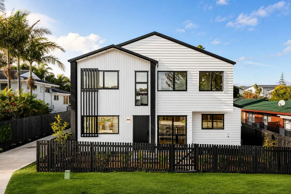 Bucklands Beach 4房  Brand New Family Home looking Offers!