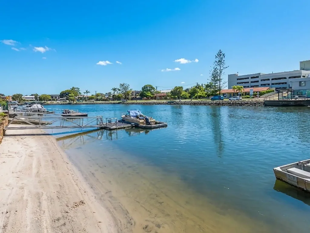 Biggera Waters 4कमरा Effortless waterfront living with your own sandy beach, pool and pontoon.