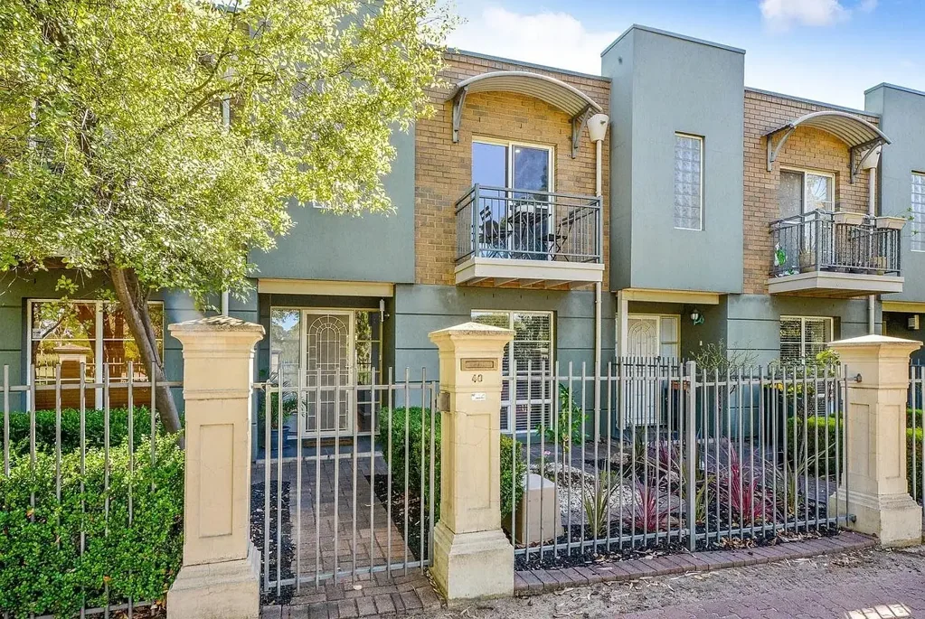 Oakden 3房  Contemporary lakeside living with space to grow