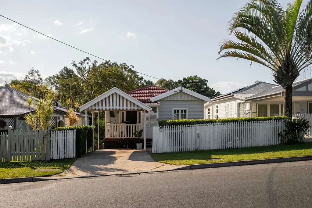 A Charming Place to Call Home in the Heart of Gordon Park | Garden Maintenance Incl.