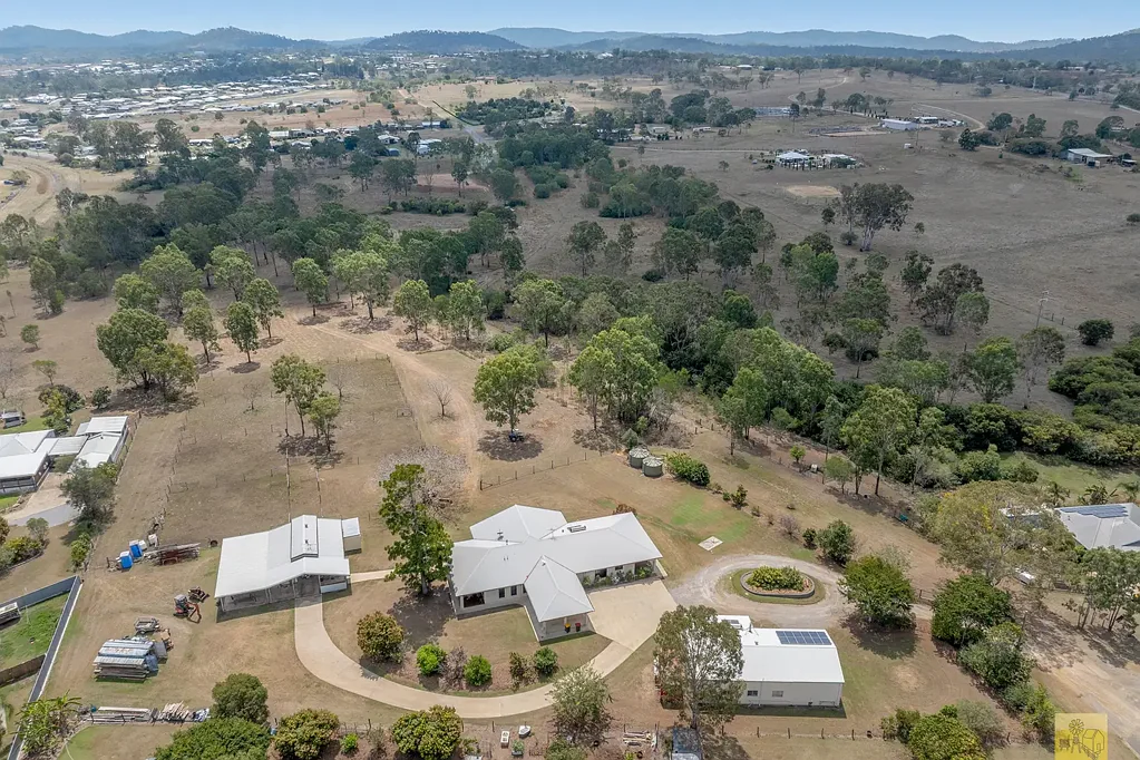 Calliope 7 Slaapkamer Magnificent Dual Living Acreage in Town!