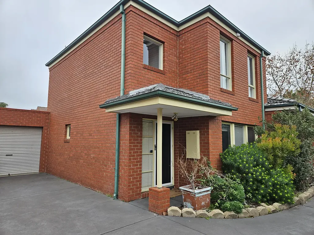 COMFORT TWO-BEDROOM TOWNHOUSE CLOSE TO CHADSTONE SHOPPING CENTRE
