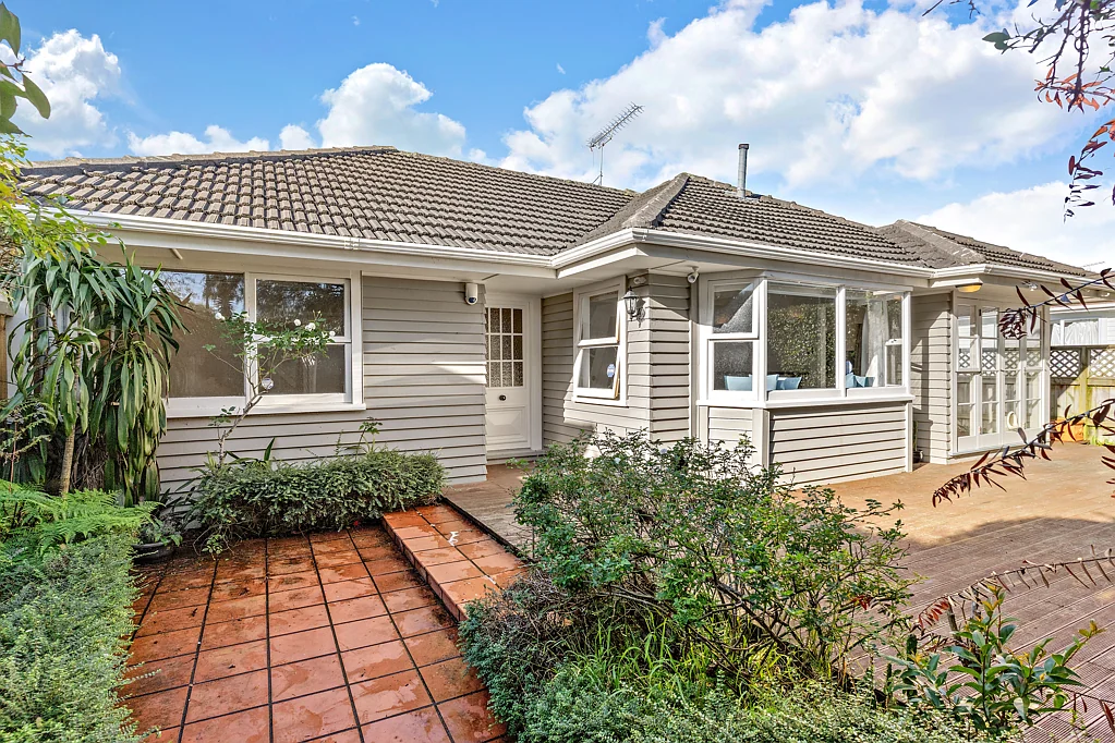 Charming Garden Home - Unbeatable Location