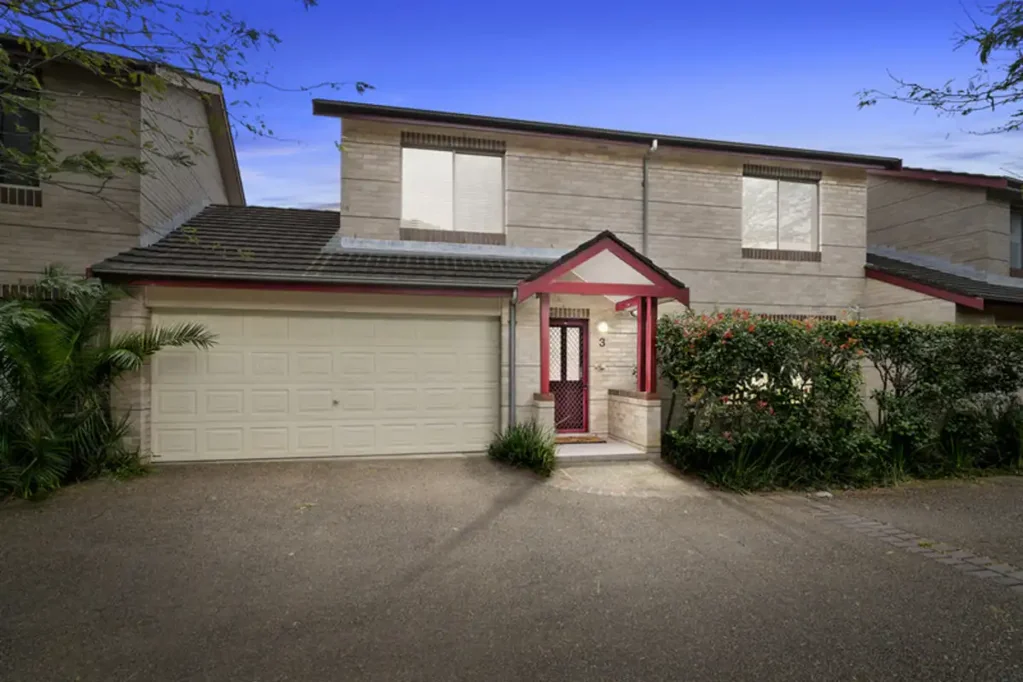 Sleek Modern Townhouse In A Perfectly Located Boutique Complex!
