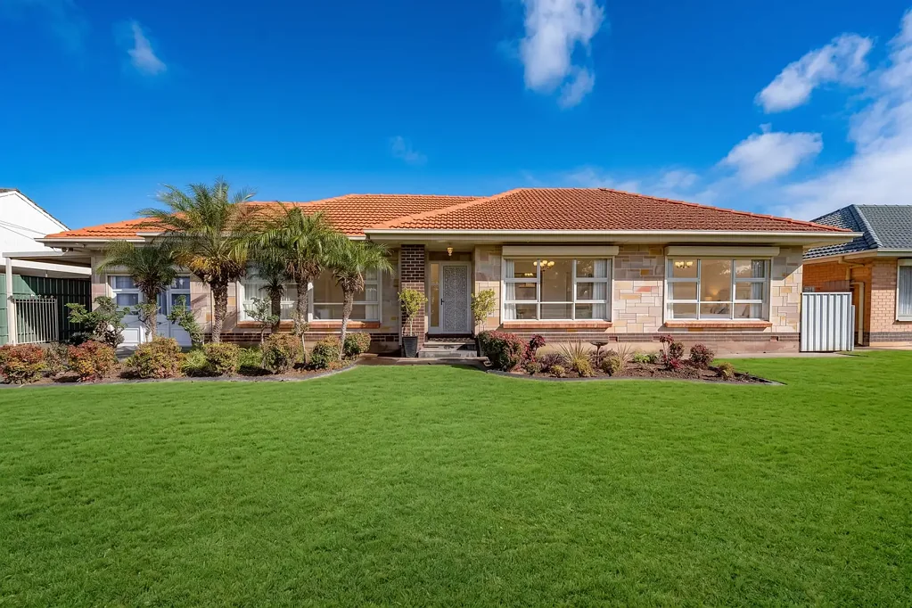 Croydon Park 5ห้องนอน Spacious Family Home with 24m (app) frontage