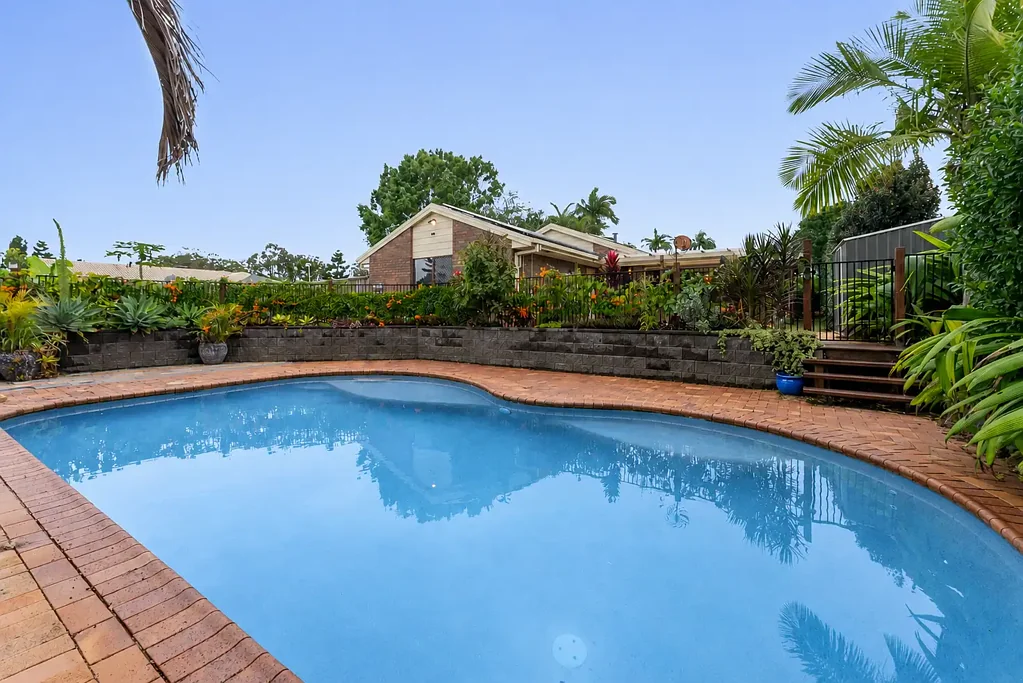 Murrumba Downs 4房  私人泳池畔退隐空间，占地712平方米！  Private Poolside Retreat on 712m²!