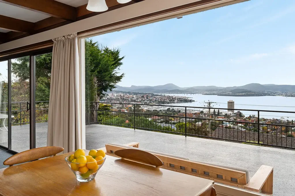 Sandy Bay 4chambre Expansive family living with panoramic water views
