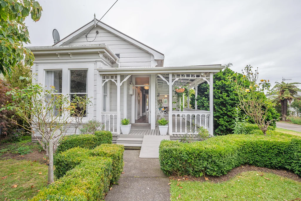 Levin 3房  Vendor Says Sell - Character Villa, Walk to Town