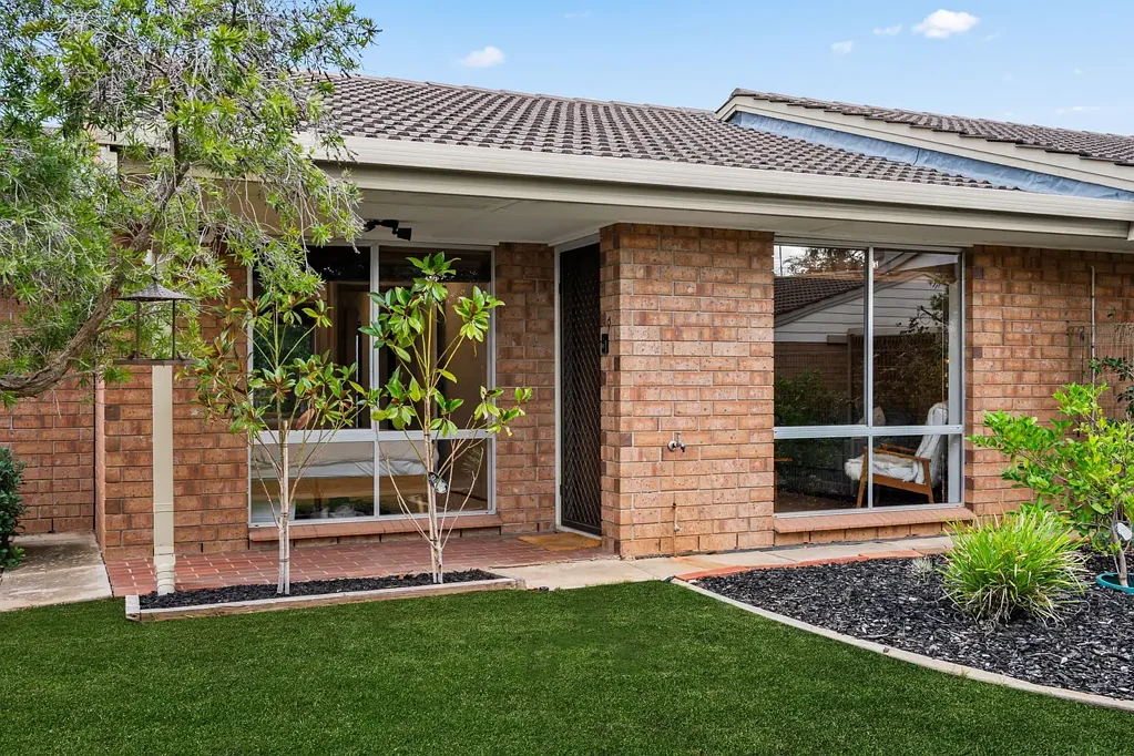 Clovelly Park 2房  Beautifully Refreshed for Relaxed Lifestyle Living.