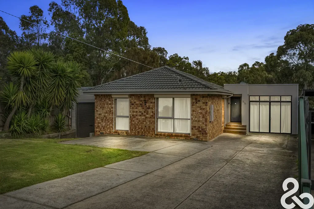 Epping 3房 宽敞后院俯瞰Darebin Creek Reserve 成熟树木环绕 超大储物棚 车库改起居室 优越地理位置 靠近学校交通购物中心 Modern Living Positioned To Perfection