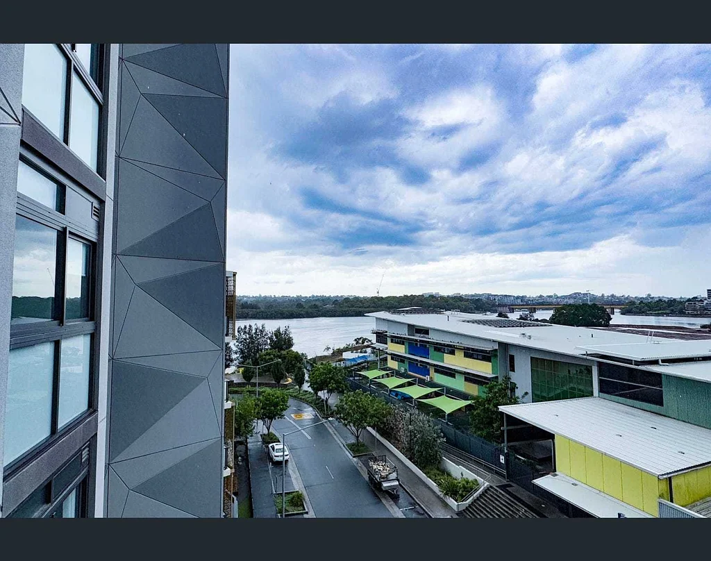 Wentworth Point 2房 半岛水景奢居 开放式木地板 东向阳台 美食厨房 智能平面图 精致浴室 宠物友好社区 便捷生活枢纽 Luxurious Waterfront Retreat at 'Jewel'
