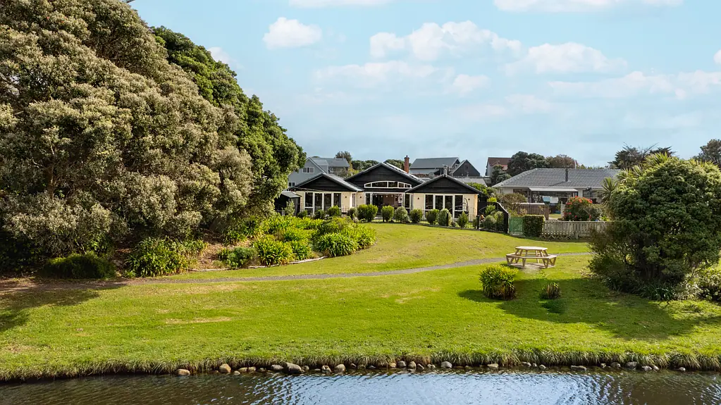 Waikanae Beach 4ห้องนอน Lagoon Views, Sunlit Spaces, Pure Luxury