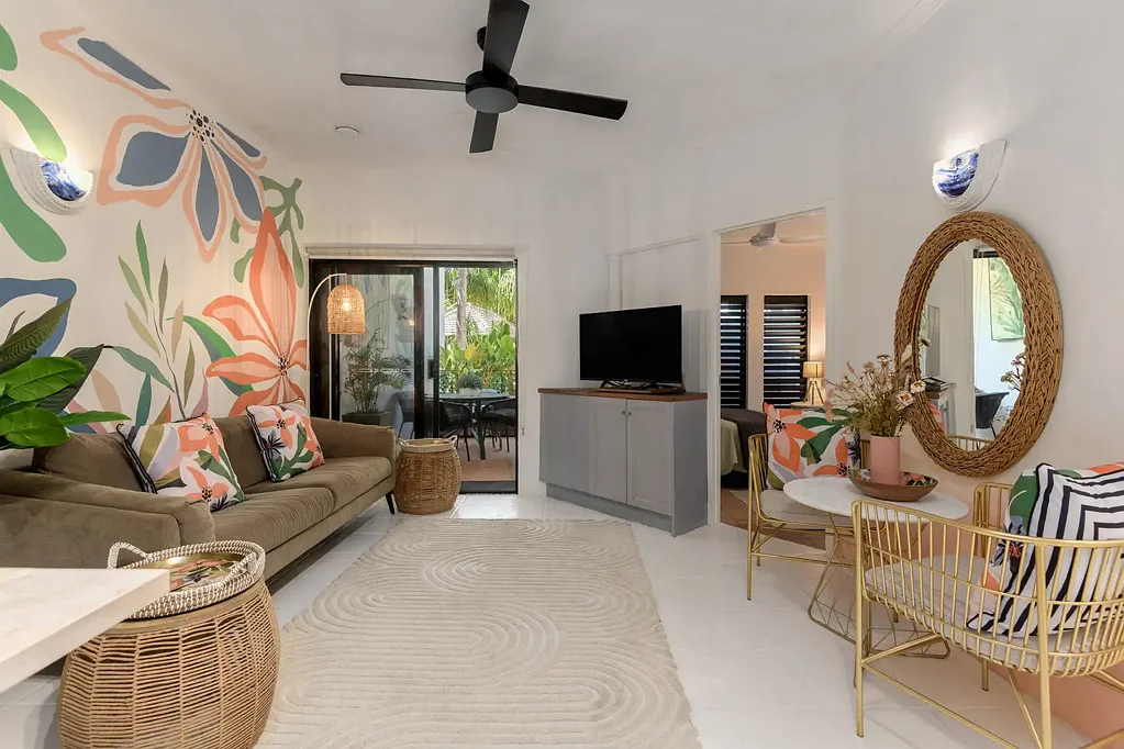 TWO BEDROOM UNIT CLOSE TO TOWN AND BEACH