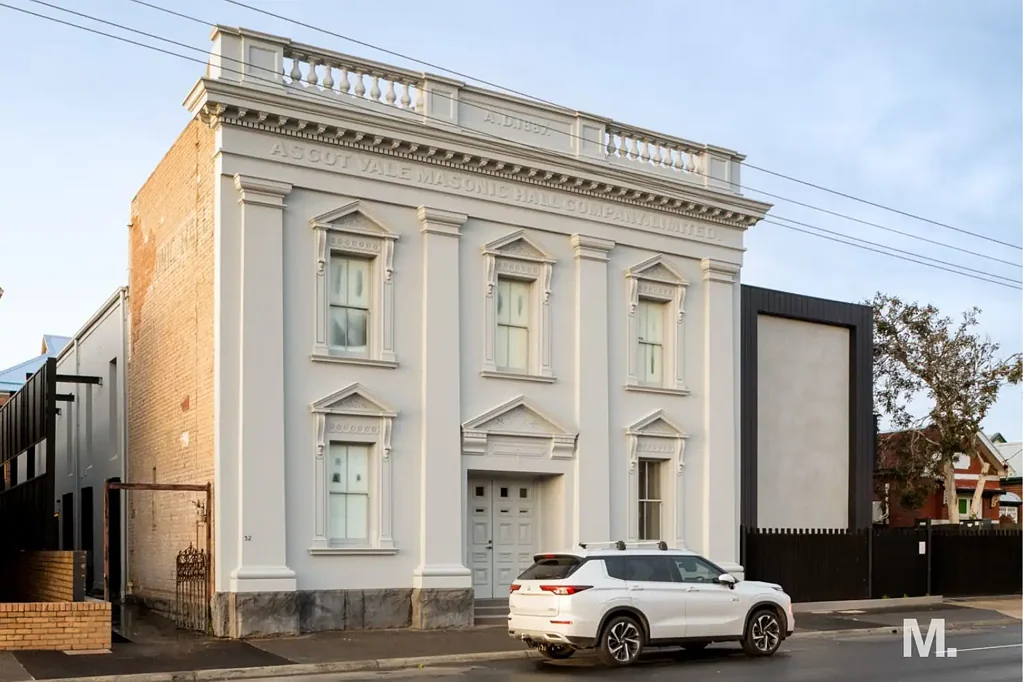 Moonee Ponds 4房 Atelier地标改造 四卧定制奢华 阔厅Smeg厨电 朝北露台双车库 内城便利生活 NOT JUST A CONVERSION. THIS IS A COMPLETE LIFESTYLE UPGRADE.
