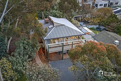 Quarry Hill 3房  A Unique Architectural Home, Surrounded by Trees and Views.