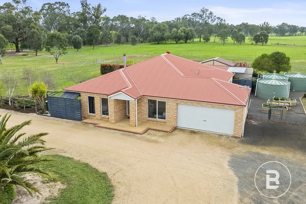 Avoca 4Phòng ngủ LIVING THE COUNTRY LIFESTYLE - SPACIOUS FAMILY HOME WITH STUDIO & SHEDS!!