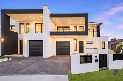 Greenacre 5房 现代装修 双层设计 自然采光 设计师厨房 四卧带阳台 宁静Greenacre Contemporary family home reveals flawless in/outdoor living in sought after pocket