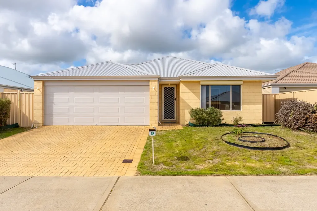 Baldivis 4 Bedroom Modern family home with backyard potential.