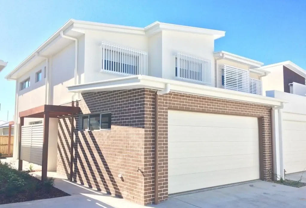 Modern 3 bedroom Townhouse is quiet Hope Island location