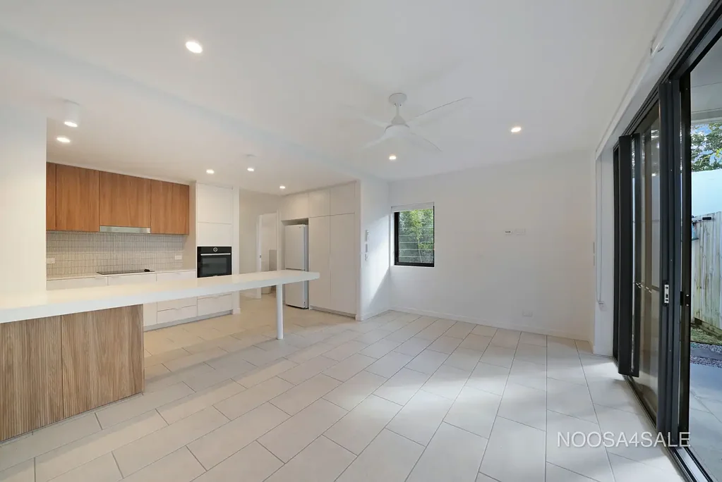 Noosaville 2房  Sun-Filled Townhouse in The Whitely