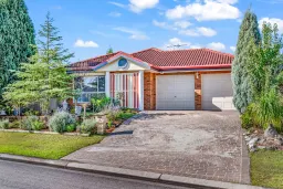 4 CONDER CRES, Metford