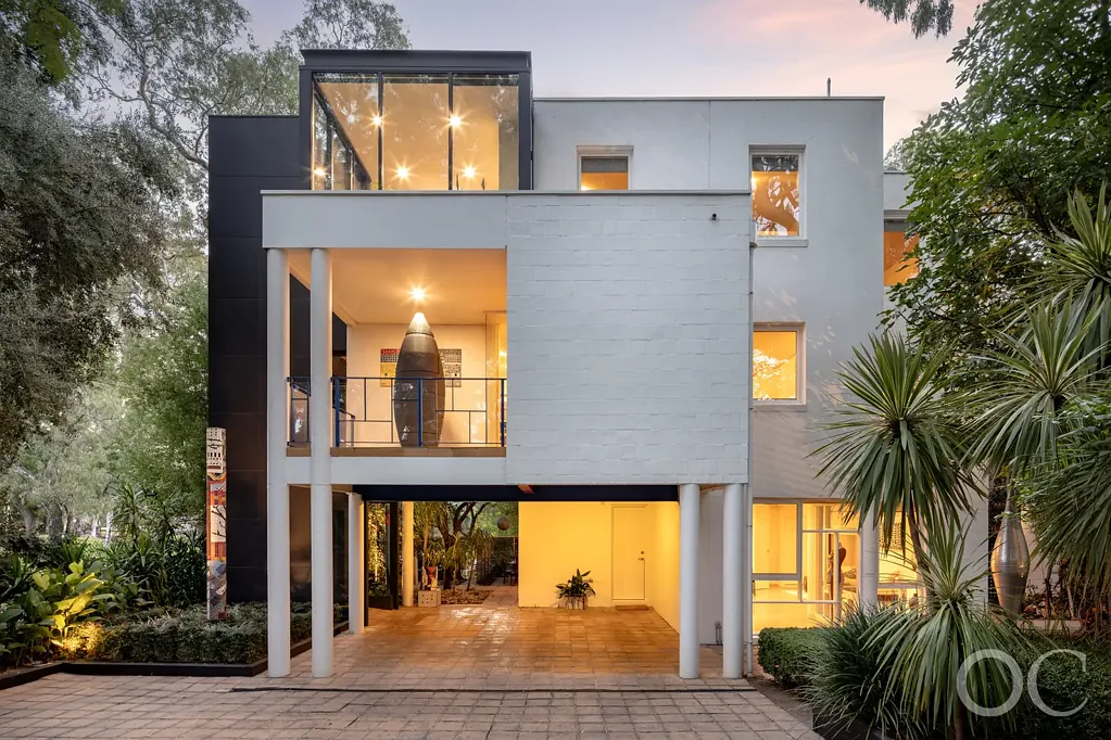Heathpool 4ห้องนอน Open the Door to 'Mondrian' - a Tri-Level Work of Art Sculpted by Tusmore Park Itself