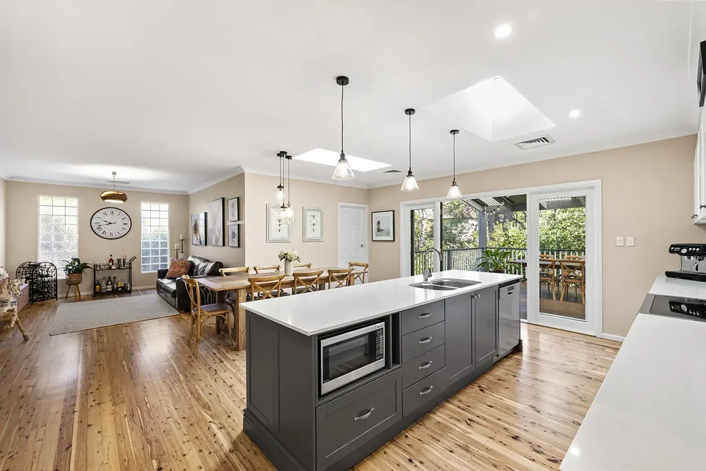 North Epping 4房 翻新砖木住宅 保护区景观 岛台厨房 多个生活区 步入式衣帽间 全屋空调 双车库 学区房 Convenient & Tranquil Family Living