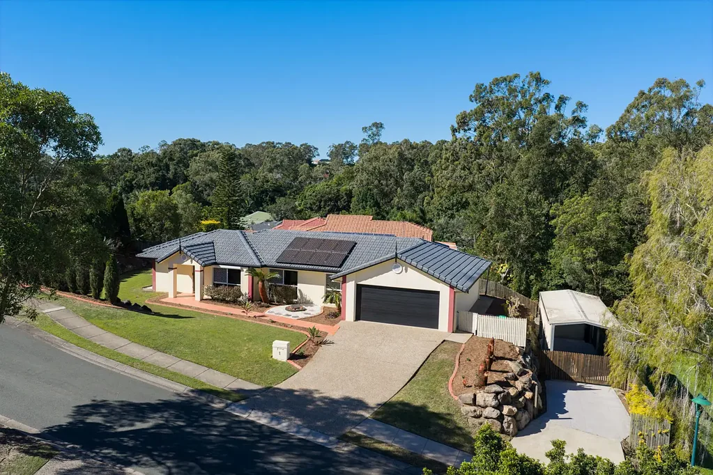 Albany Creek 4房 宽敞卧室四间 905平米角地 成熟绿化环绕 超大生活区 多车位安全停放 自然光线充沛 静谧家庭环境 Elevated, Private & Perfectly Positioned Corner Block