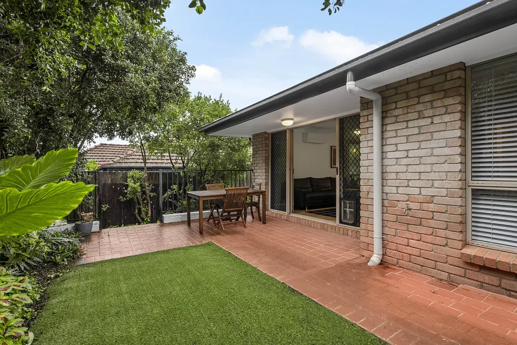 Moorooka 2房 Moorooka低层别墅 两间宽敞卧室 私密全围栏庭院 便捷交通 近学校公园 低维护生活 Ground Floor Private & Peaceful Villa with Generous Fully Fenced Courtyard