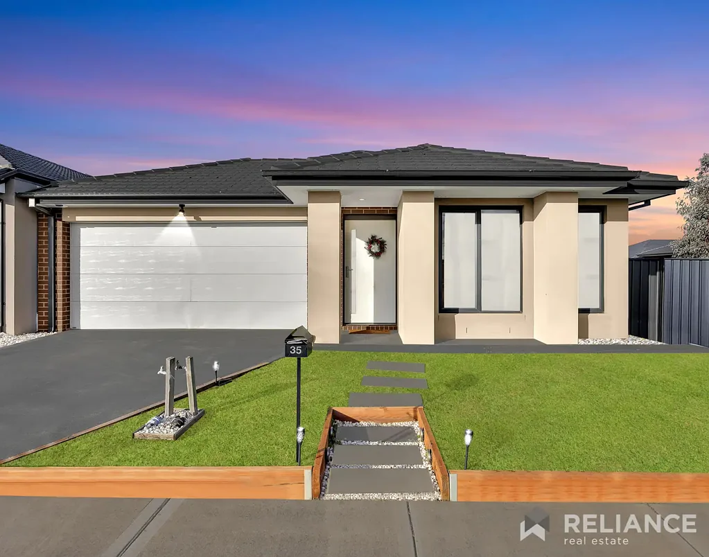 Tarneit 4 Bedroom Young & Stylish Upgraded Family Home in Emerald Park Estate!