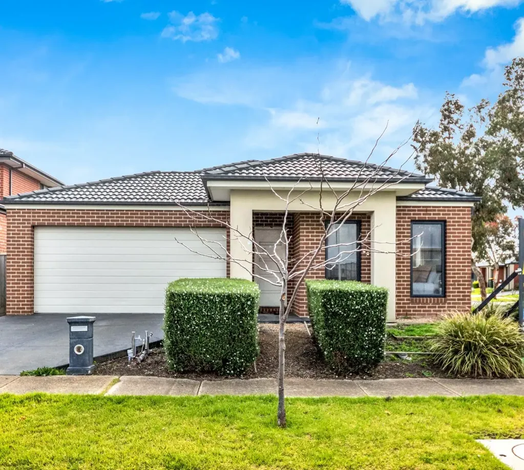 Family home in Upper Point Cook - Right opposite to Oval!!
