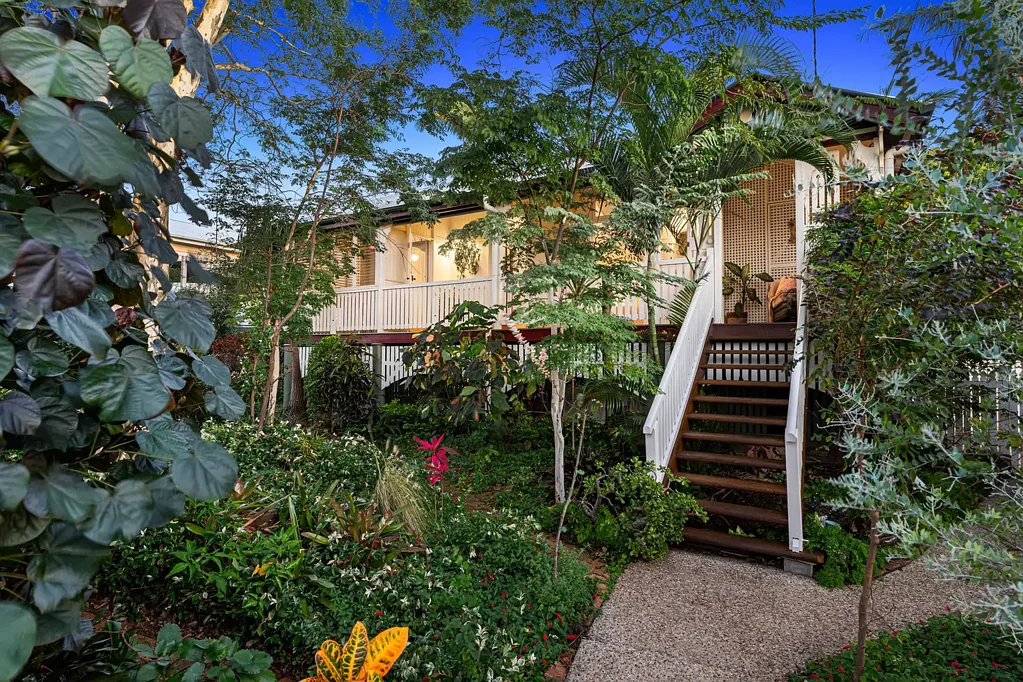 Wynnum 3房 海滨角地Queenslander，现代厨房Miele电器，地下游泳池泳池房，私人主卧套房，精心布置花园，生活方式体验。 Character, Comfort & Coastal Lifestyle Combined