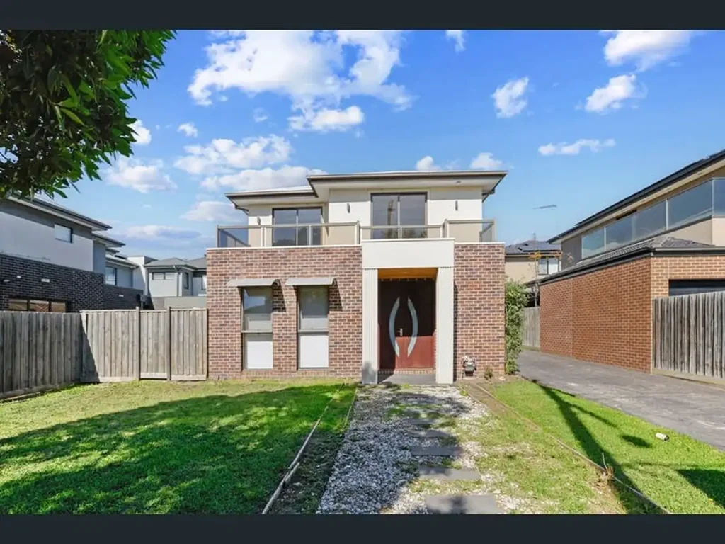 For Rent - Modern Townhouse in Prime Preston Location.