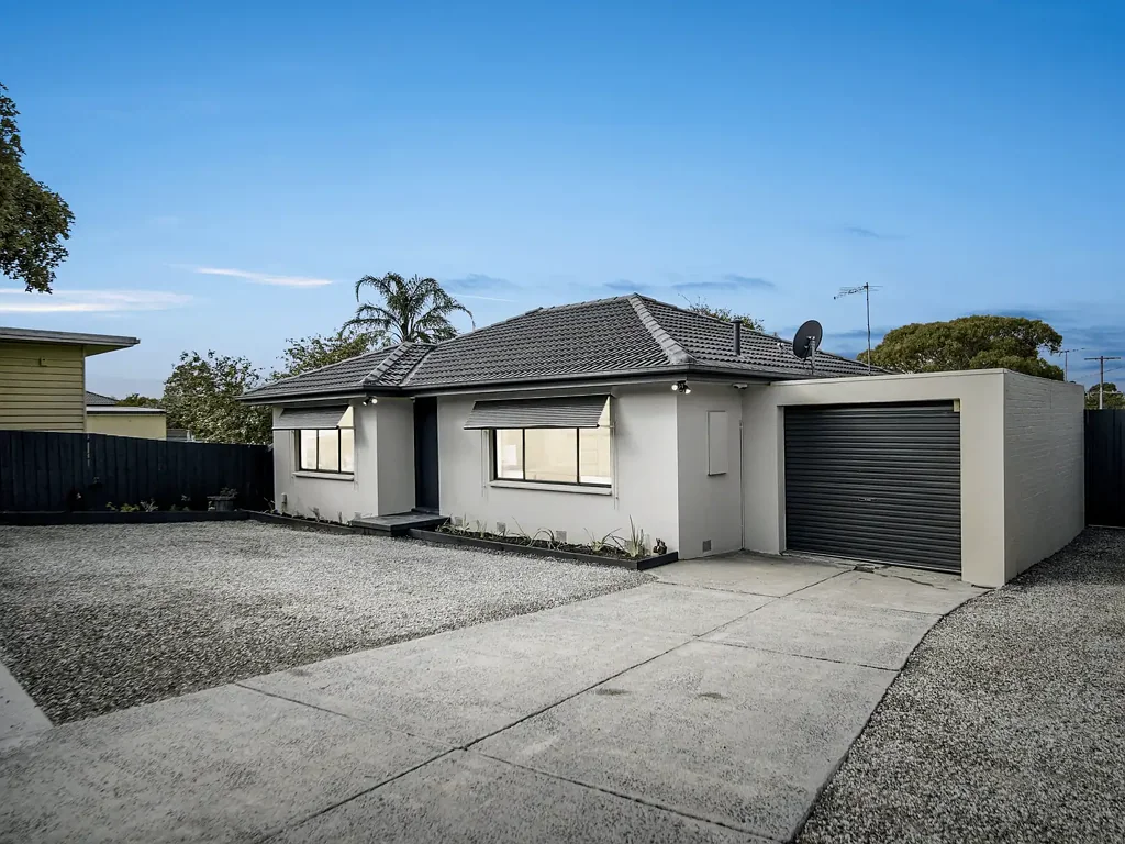 Dandenong North 2房 宽敞378平米地块 无物业管理费 温馨两居室 采光充足 现代厨房 私密后院 舒适安全 配套便利 Spacious, Secure & Move-In Ready on 378m² - No Body Corporate