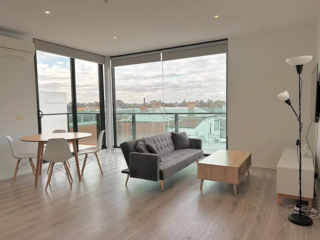 Spacious homely & furnished 2 bedrooms, 1 bathroom and 1 carpark