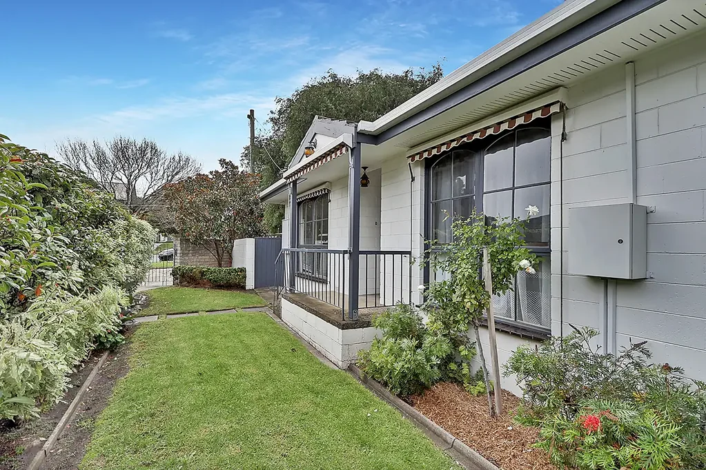 LOW MAINTENANCE & PERFECTLY LOCATED!