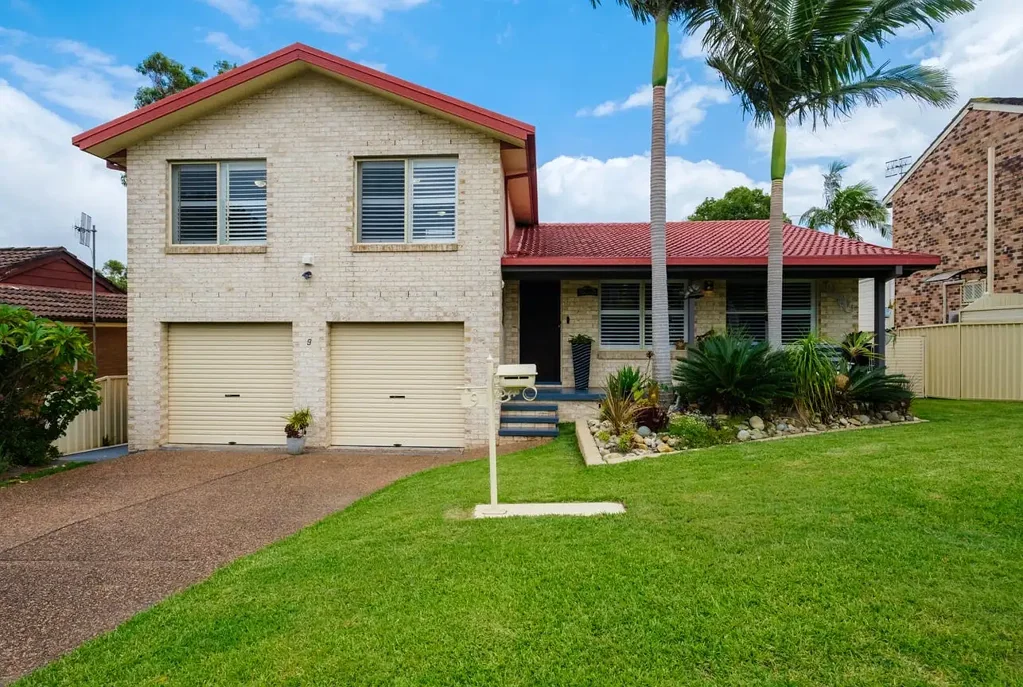 LARGE FAMILY ENTERTAINER WITH MOUNTAIN VIEWS