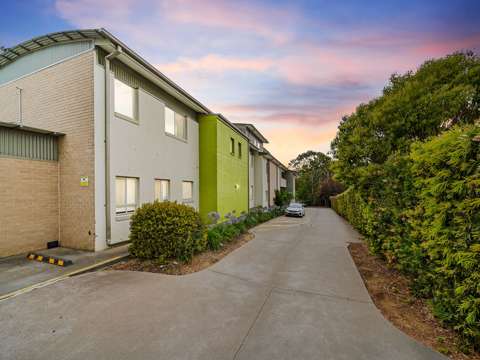 Crestwood 1 Bedroom Neat and tidy ground floor unit.