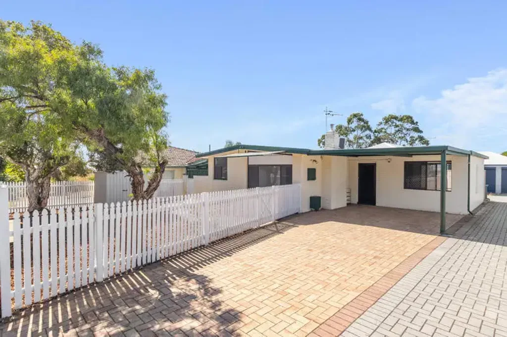 Embleton 3 Bedroom MID CENTURY CHARM MEETS MODERN COMFORT.