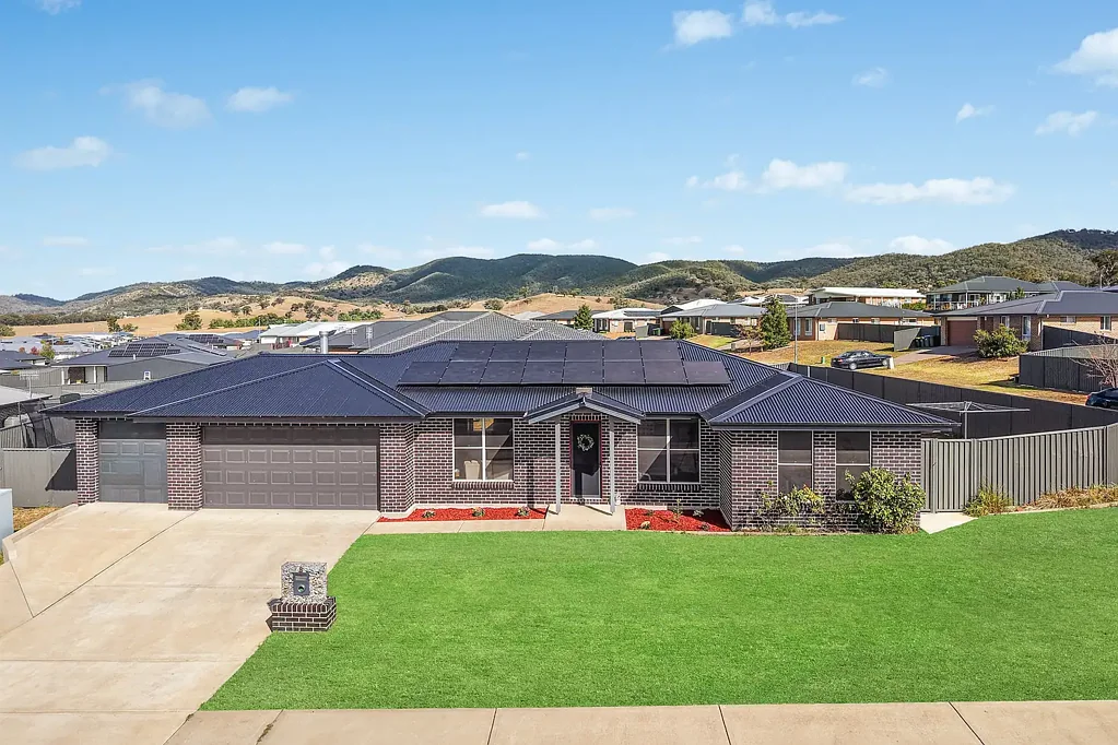 Mudgee 4房  Modern Family Living with Side Access & Triple Garage