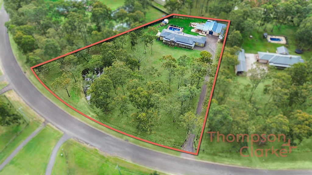 Lifestyle Acreage close to town!