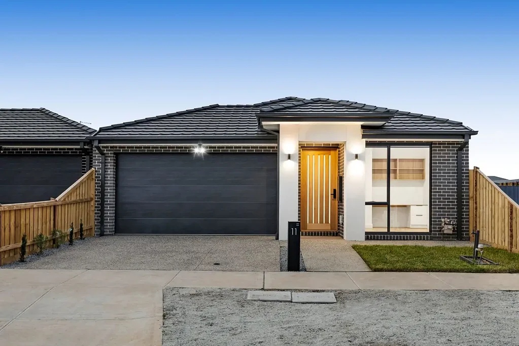11 Paskas Drive, Fraser Rise, VIC 3336