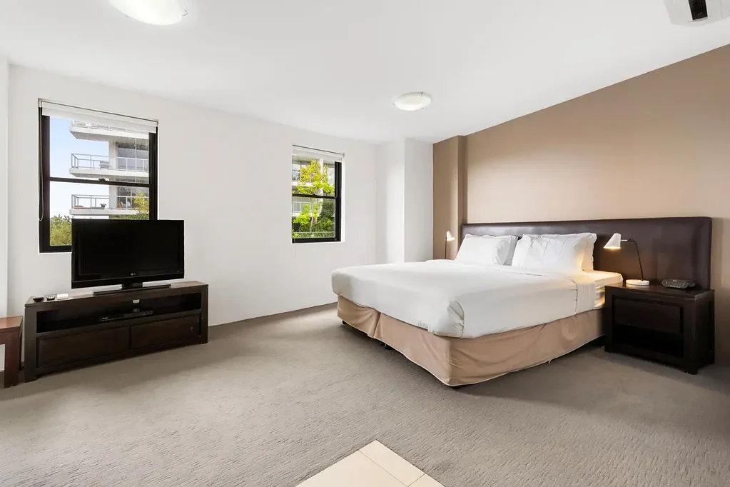 Huge Open Plan Studio with Balcony, Leafy Views