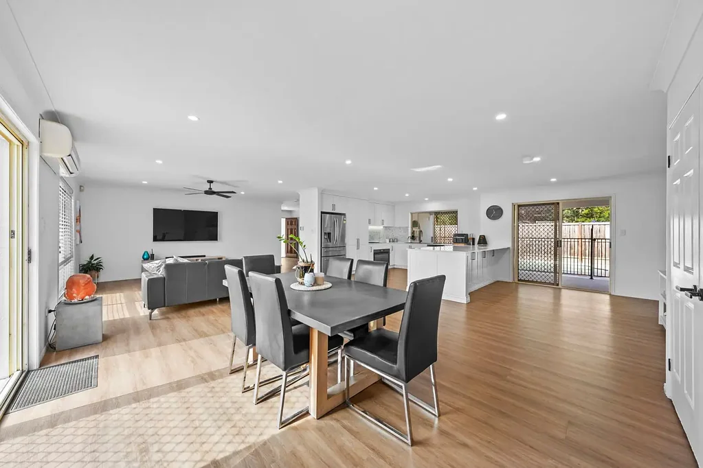 Alexandra Hills 4Zimmer Stylish Lowset Family Home with Poolside Entertaining