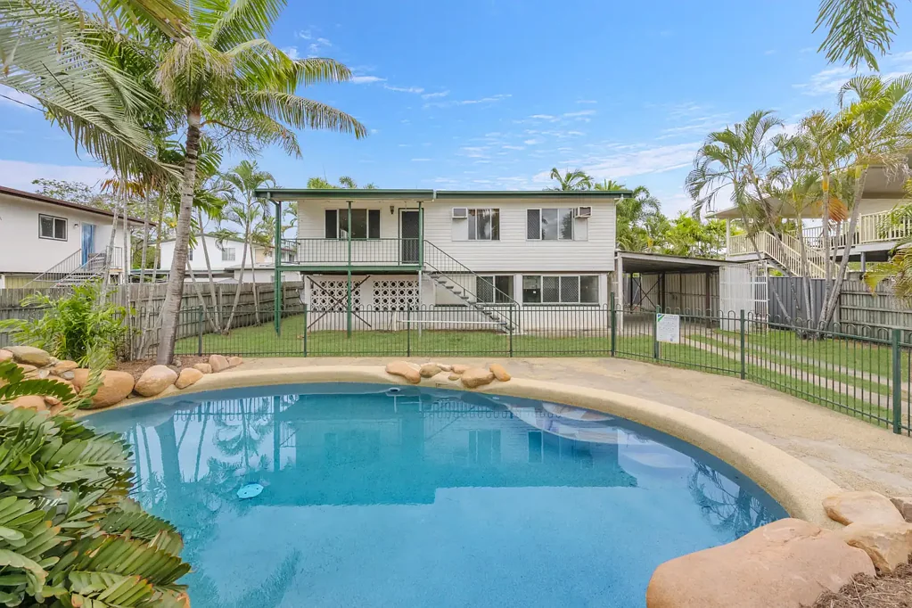 Comfortable family home with Pool