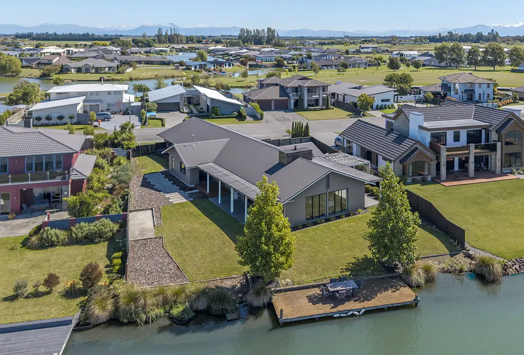 Huntingdon 4 Bedroom Lakeside living on Ludlow